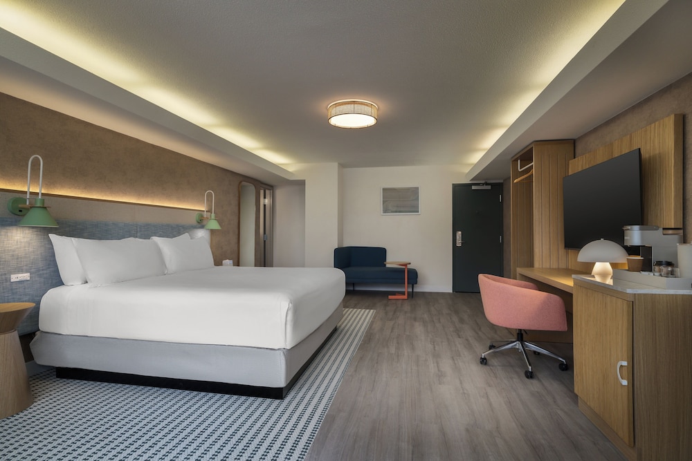 even hotel detroit north troy