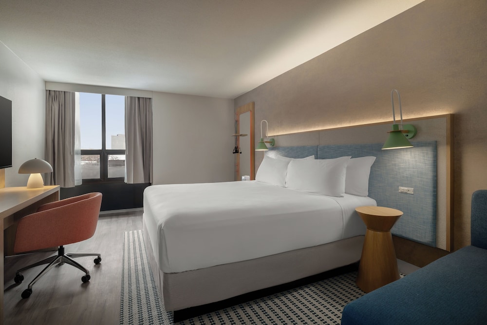 even hotel detroit north troy