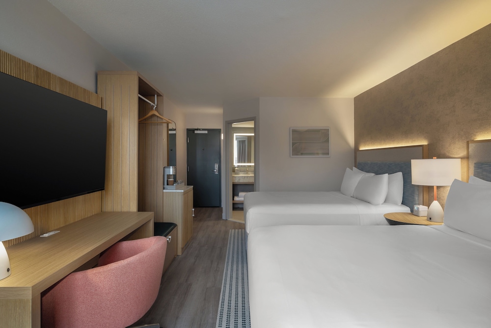 even hotel detroit north troy
