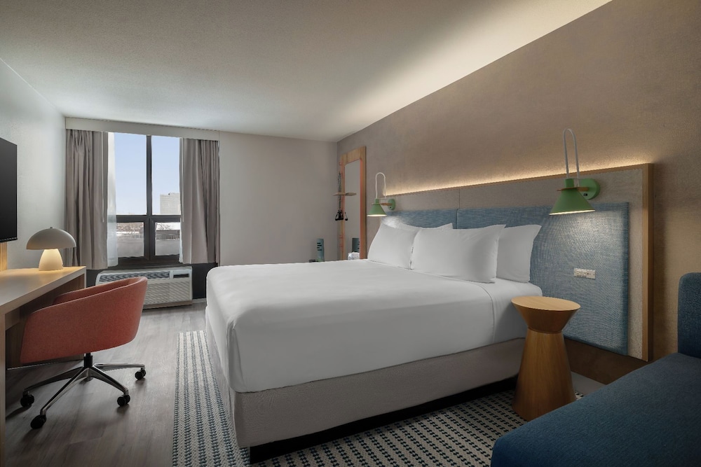 even hotel detroit north troy