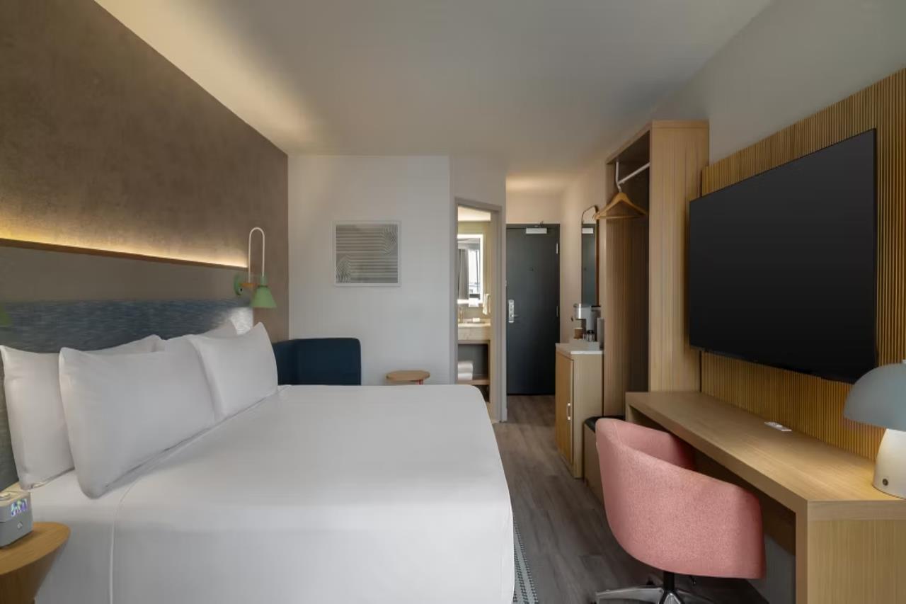 even hotel detroit north troy
