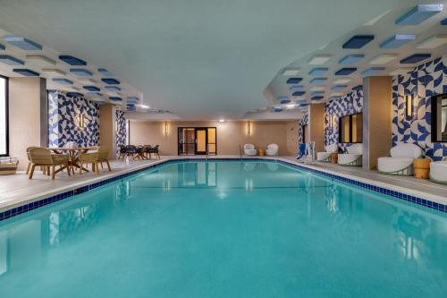 even hotel detroit north troy
