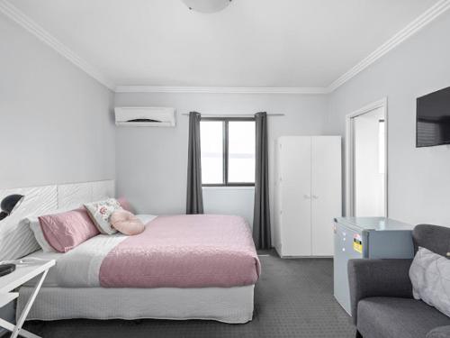 sunny rooms mascot