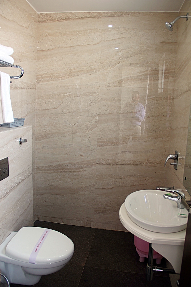 Taj Heights,Fatehabad Road,3 star