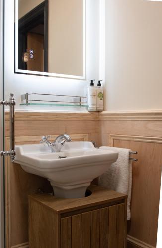 the waterway pub and rooms