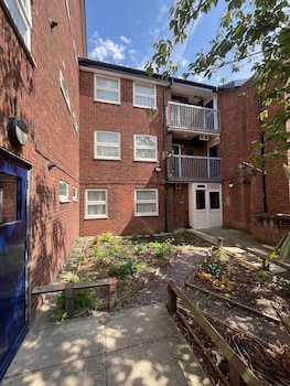 262 Apartments,,2 star