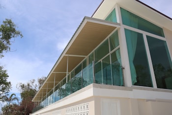 ta yai beach resort