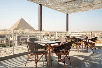pyraking pyramids view inn