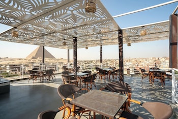 pyraking pyramids view inn