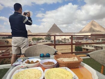 pyraking pyramids view inn