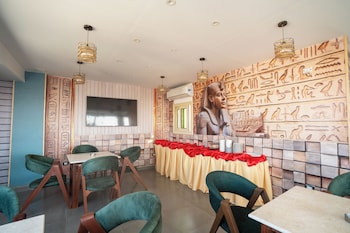 pyraking pyramids view inn