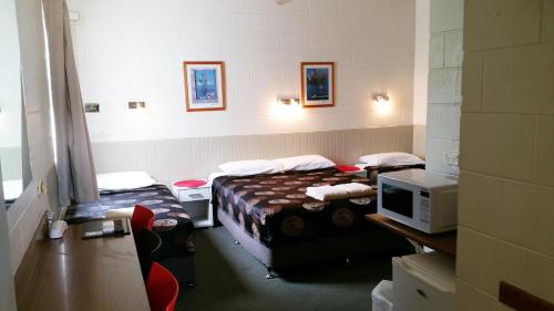 a and a lodge motel emerald