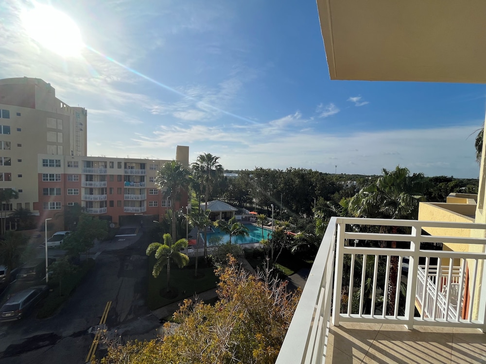 Vacation Village At Bonaventure,16461 Racquet Club Rd,4 star
