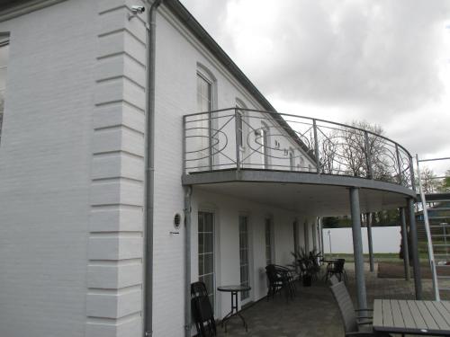 white house hotel apartments