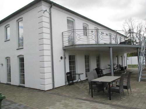 white house hotel apartments