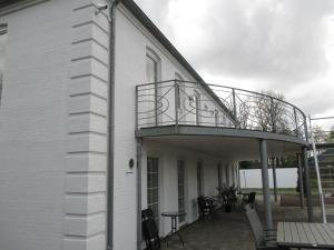 white house hotel apartments