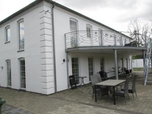 white house hotel apartments