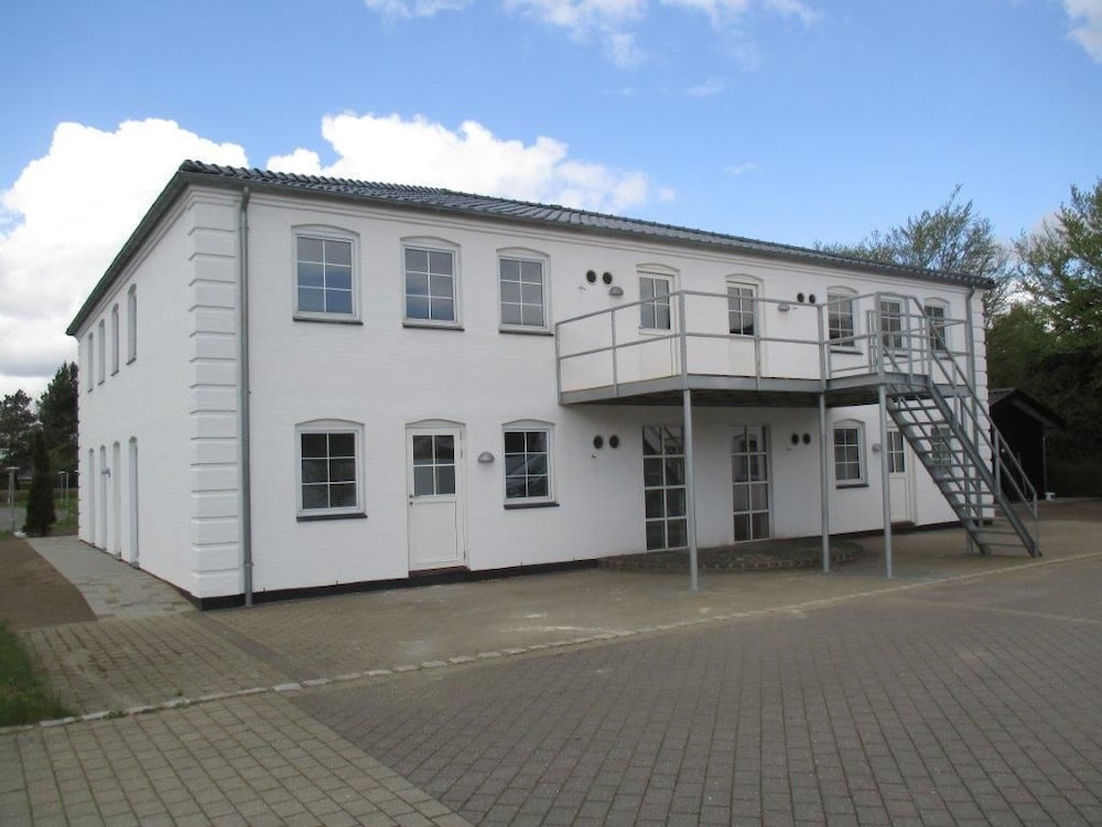 white house hotel apartments