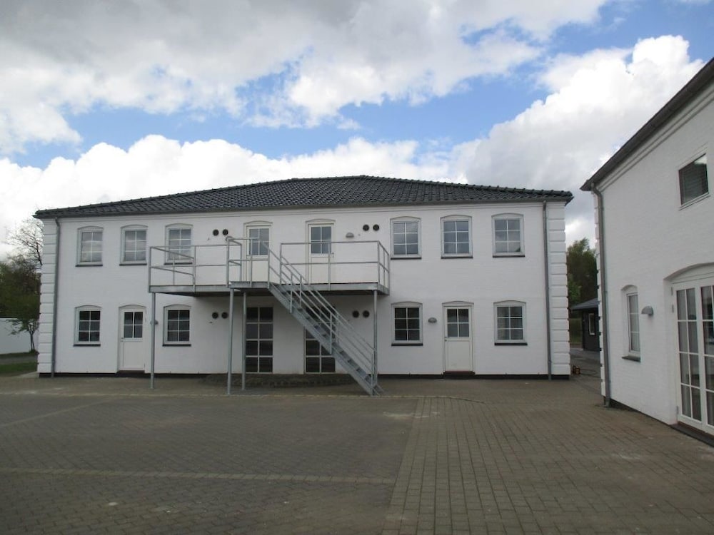 white house hotel apartments