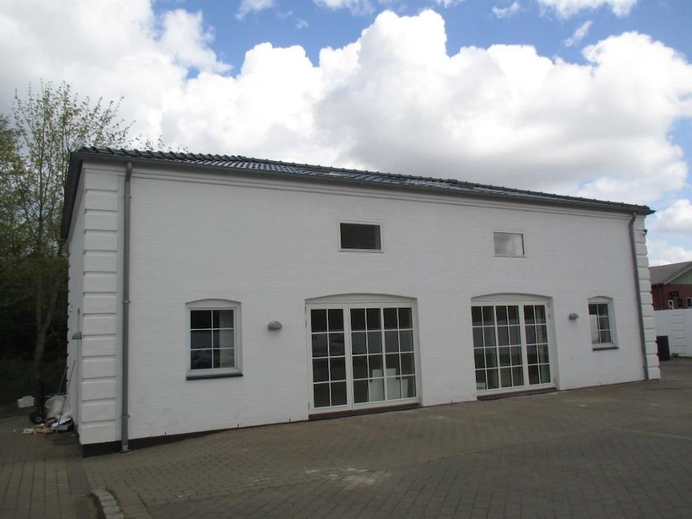 white house hotel apartments