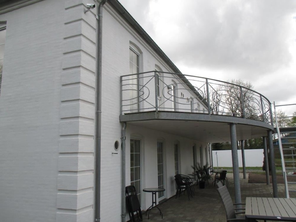 white house hotel apartments