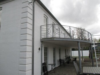 white house hotel apartments