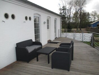 white house hotel apartments