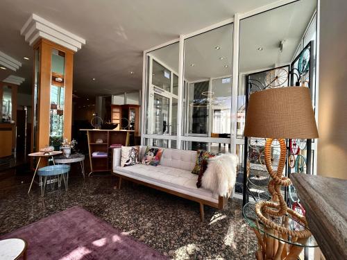 qu hotel trademark collection by wyndham