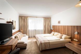 qu hotel trademark collection by wyndham