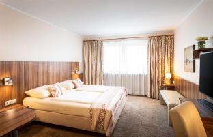 qu hotel trademark collection by wyndham