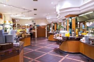 qu hotel trademark collection by wyndham
