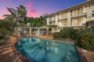 On The Beach Holiday Apartments,49-51 Vasey Esplanade, Trinity Beach,4 star