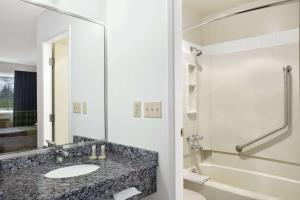 super 8 by wyndham kamloops east