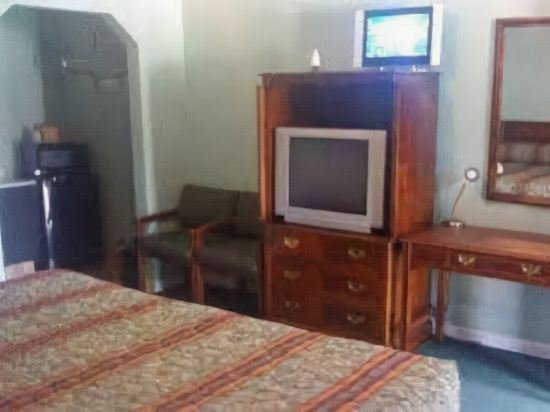 American Inn Motel,Fisher>>Many,3 star