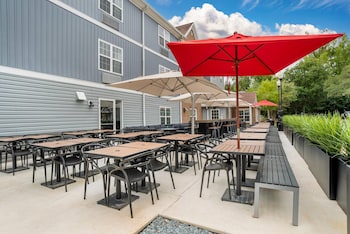mainstay suites