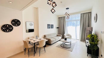 luxury 1 bedroom apartment at burj crown
