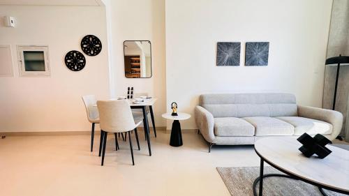 luxury 1 bedroom apartment at burj crown
