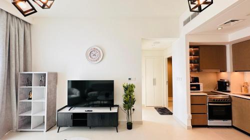 luxury 1 bedroom apartment at burj crown