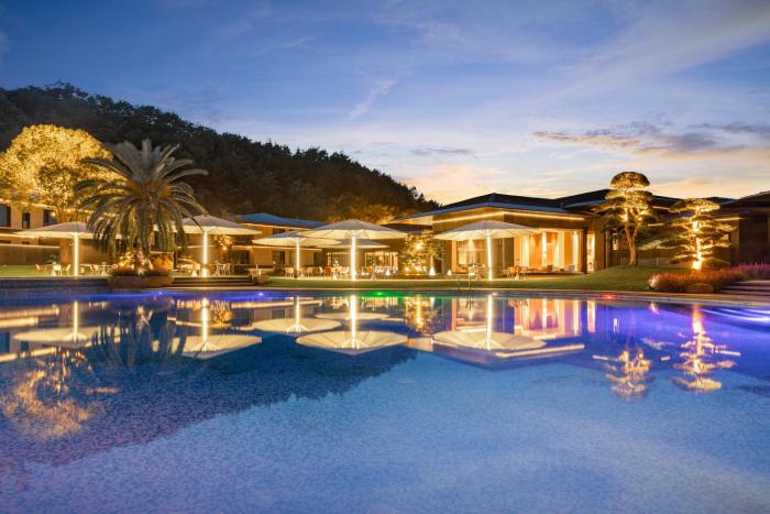 voco ningbo dongqian lake by ihg