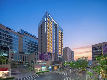 holiday inn express shenzhen baolong metro station by ihg