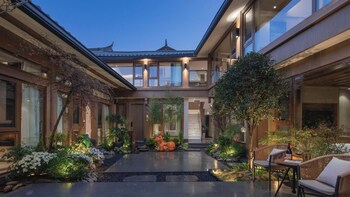suyintang resort courtyard
