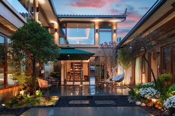 suyintang resort courtyard