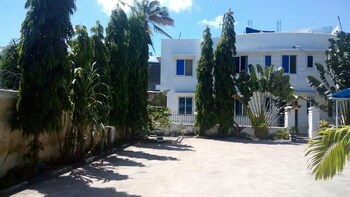 hotel aryana court bamburi