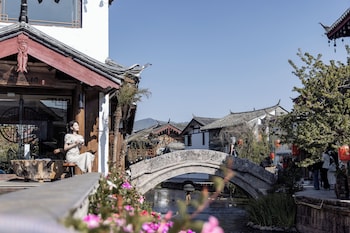 lijiang fog gallery hotel