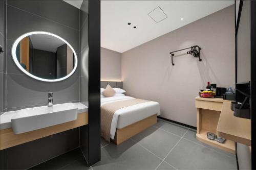 lofi hotel pazhou canton fair center