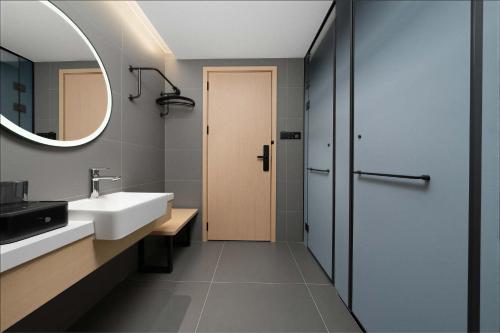 lofi hotel pazhou canton fair center