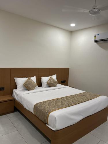 urban stays service apartment