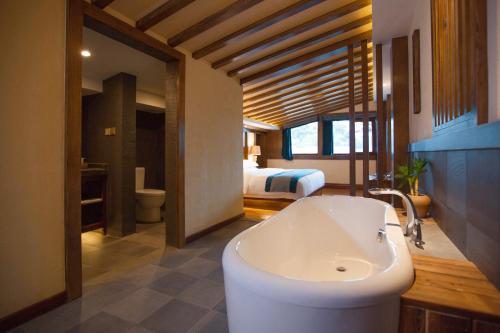 shangri la moon tibetan boutique hotel