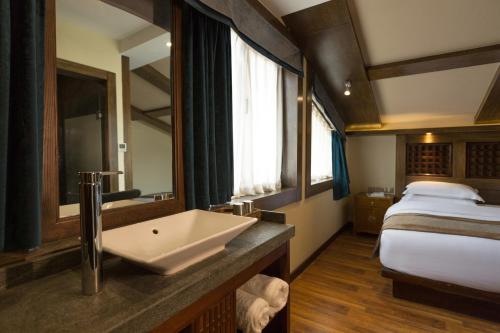 shangri la moon tibetan boutique hotel