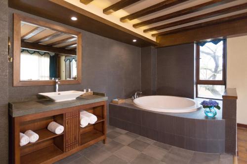 shangri la moon tibetan boutique hotel